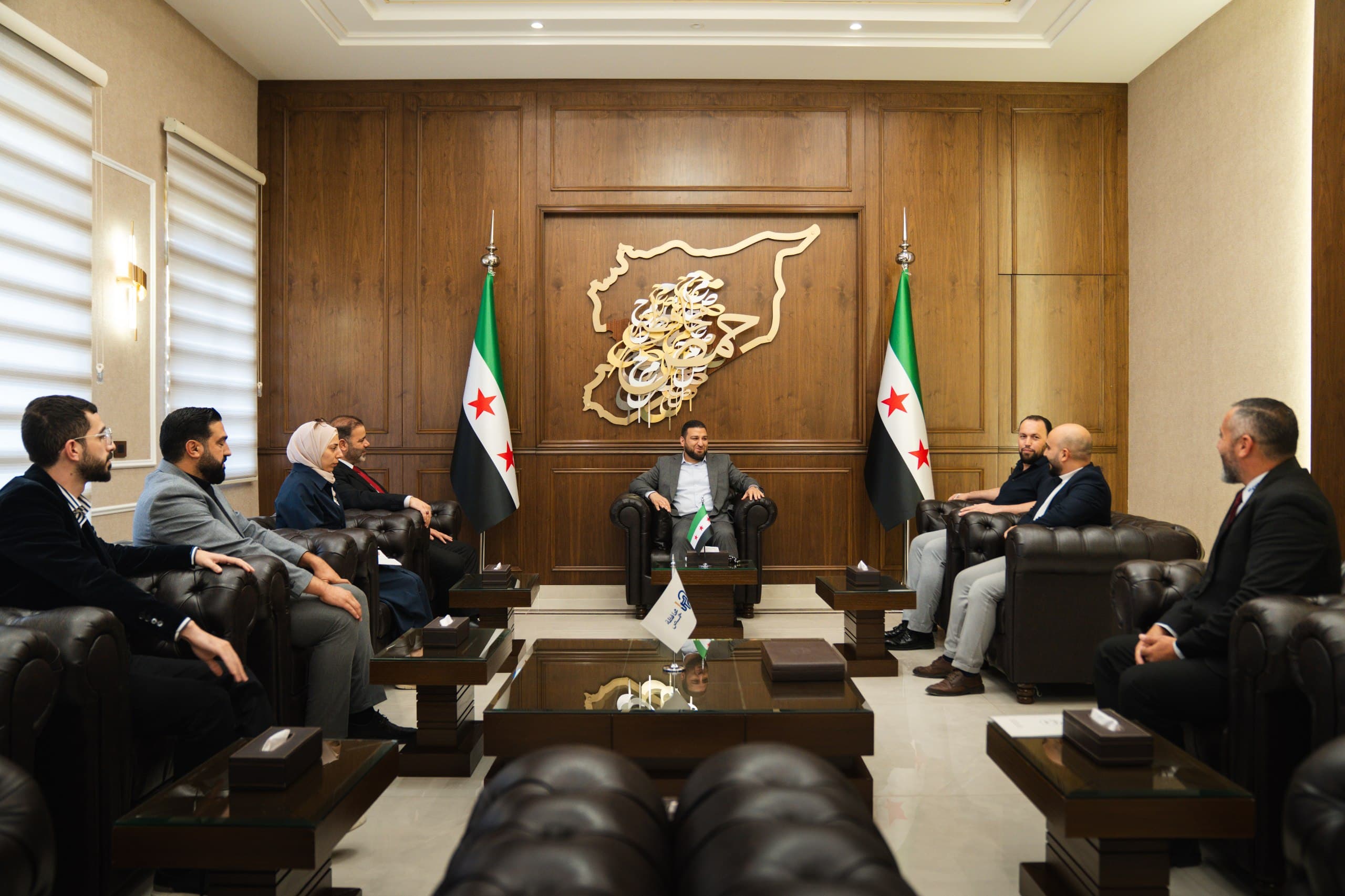 محافظ حمص يبحث مع فرع هيئة العدالة الانتقالية التحضير لمؤتمرين حول الضحايا والتعاون الدولي