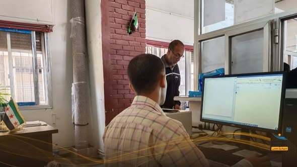 المؤسسة السورية للبريد تواصل صرف رواتب المتقاعدين في مكتب بريد القصير
