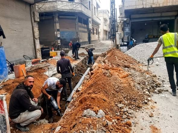 شركة المياه بحمص تباشر استبدال 100 متر من شبكة الصرف الصحي في حي بني السباعي