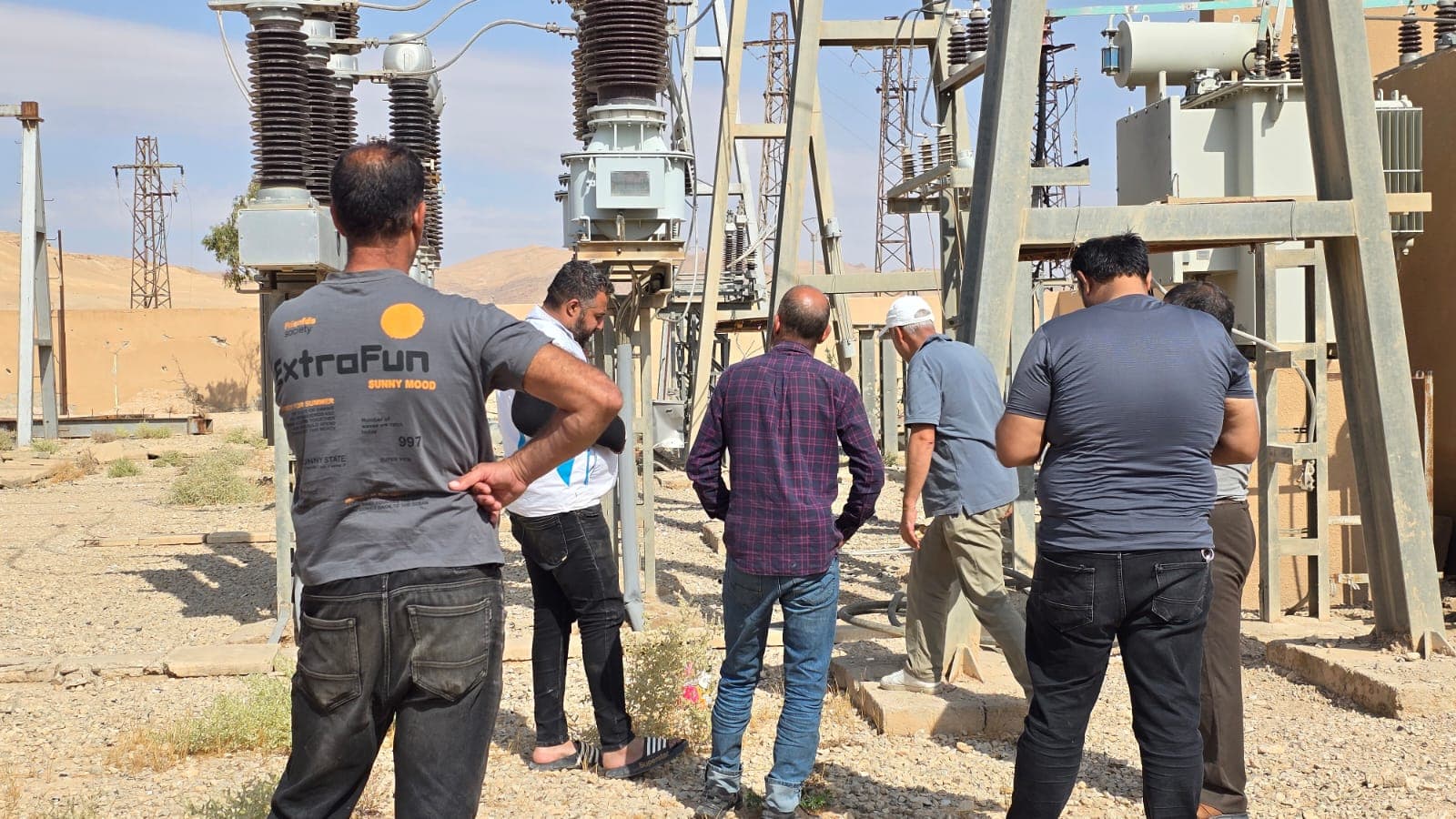 ورشة فنية من كهرباء حمص تصل إلى محطة تحويل تدمر لإجراء صيانة طارئة.