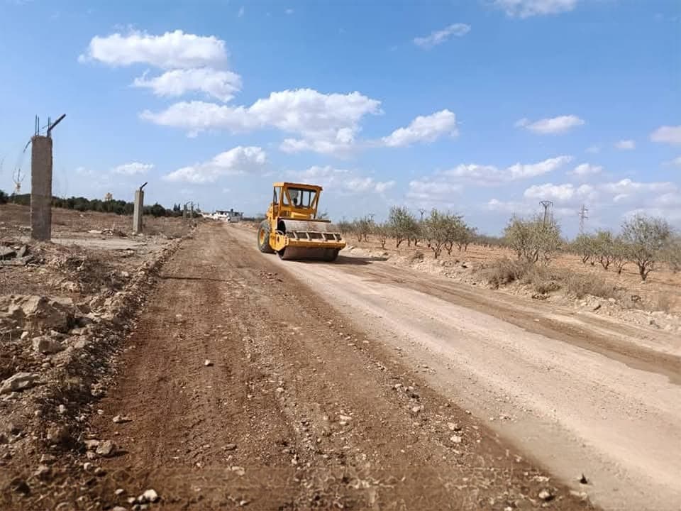 أعمال تأهيل مستمرة لطريق الجديدة الشرقية – الجميلية بريف حمص الغربي